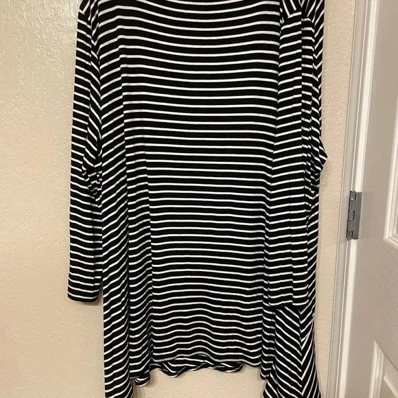 NWOT plus size 4x cotton blend long sleeve asymmetrical bodice seam black/white - Picture 2 of 6